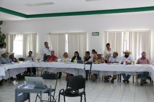 Foto4 diputados reunión en Pedro Escobedo con productores